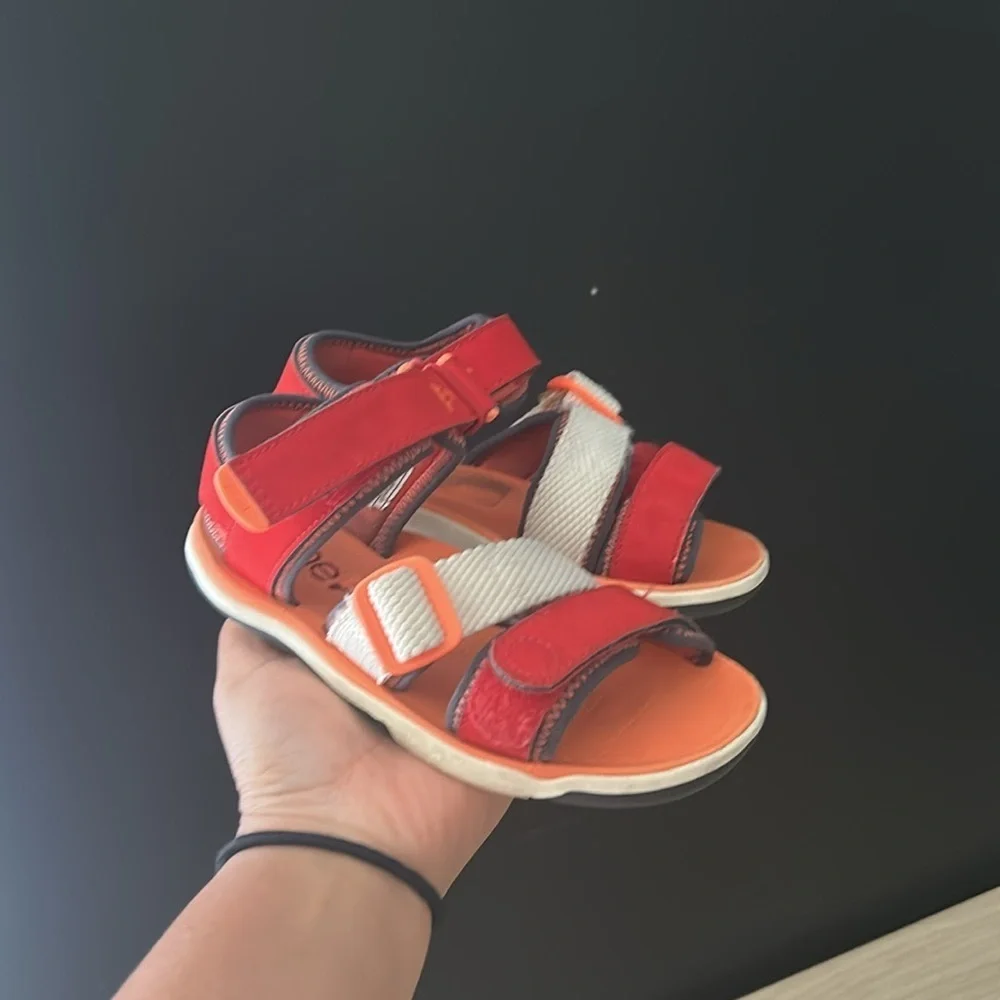 Plae Wes Voltage Red. Size 10 Toddler Voltage red